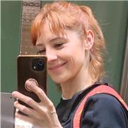 Licenciada en artes plásticas y diseñadora gráfica. Con más de 10 años de experiencia trabajando en equipos multidisciplinarios.